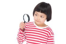 虫眼鏡と子ども